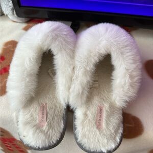 La Vie En Rose - White Fuzzy Ugg-Style Slippers